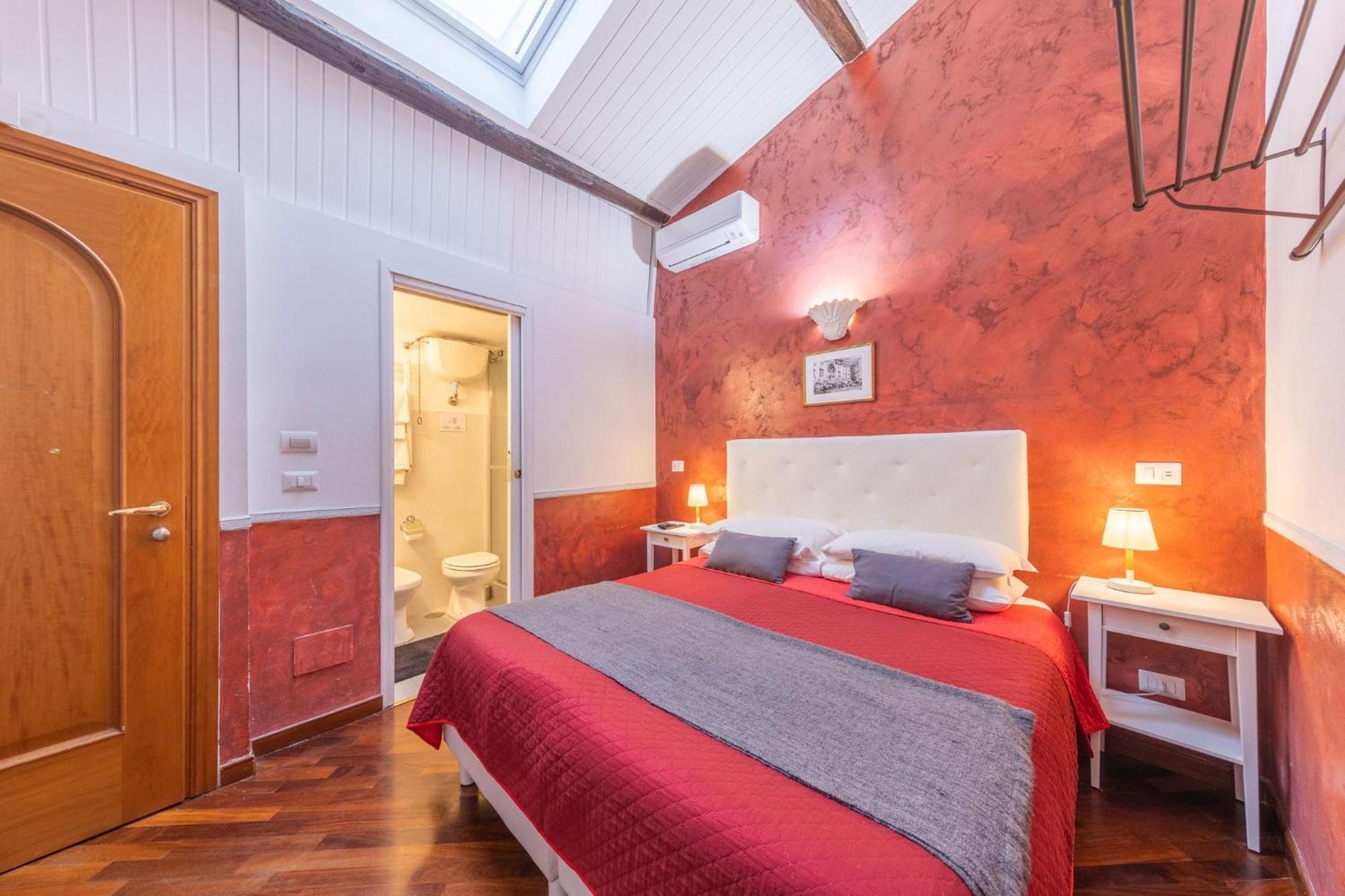 Room In Bb - Skylight Double Room In History House Rom Exteriör bild